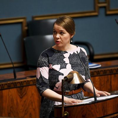 Valtiovarainministeri Katri Kulmuni eduskunnan täysistunnossa 21. huhtikuuta.