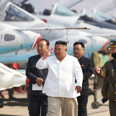 Pohjois-Korean virallisen uutistoimiston KCNA:n 12. huhtikuuta julkaisema kuva Kim Jong-unista tarkastamassa ilmavoimien yksikköä.