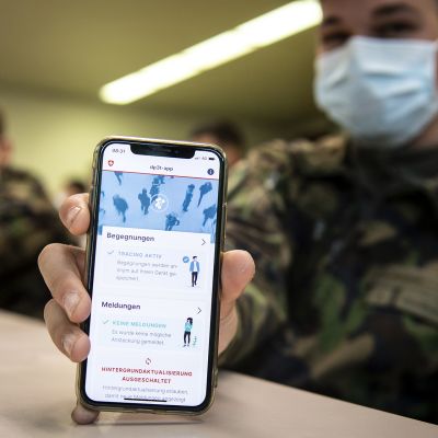 Sveitsin armeija sotilaat testaavat applikaatiota jolla voidaan jäljittää mahdollisesti koronavirukselle altistuneita ihmisiä.
