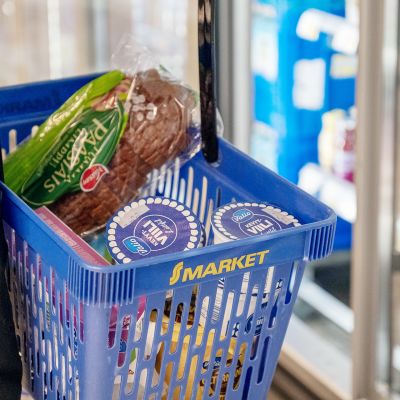 Lähikuva S-marketin ostoskorista ostoksineen.