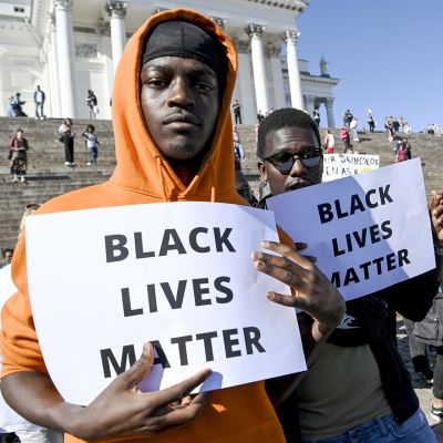 Mielenosoittajia Black Lives Matter Helsinki March -mielenosoituksessa Helsingin Tuomiokirkon edustalla 3. kesäkuuta.