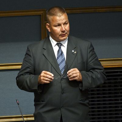 Juha Mäenpää täysistunnossa eduskunnassa 17. kesäkuuta.