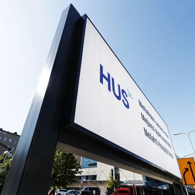 Helsingin ja Uudenmaan sairaahoitopiirin HUS:n kyltti Meilahden sairaala-alueella Helsingissä