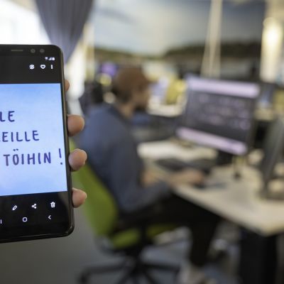 Kännykkä jossa lukee "tule meille töihin"