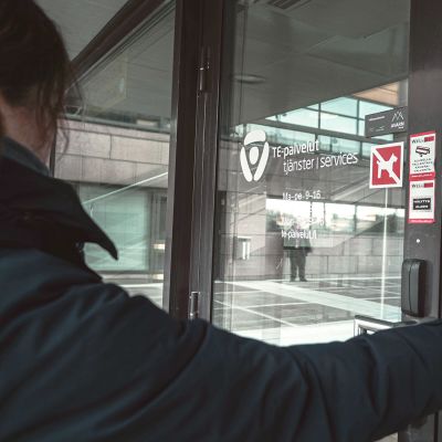 Työvoimatoimiston ovella.