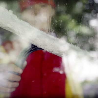 Nuori mies pesee ikkunaa.
