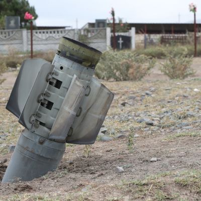 Azerbaidžanin tykistön ampuma, räjähtämättä jäänyt ohjus Ivanjanin kylässä, Vuoristo-Karabahissa.