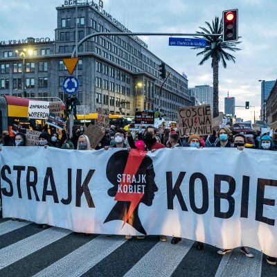 Mielenosoittajat sulkivat liikenteen Varsovan keskustassa 26. lokakuuta.