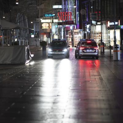 Poliisipartioita Wienin keskustassa.