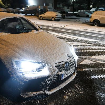 Auto lumessa aikaisin aamulla Espoossa 20. marraskuuta.