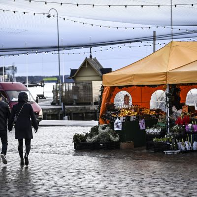 Ihmisiä Kauppatorilla Helsingissä jouluaattona.