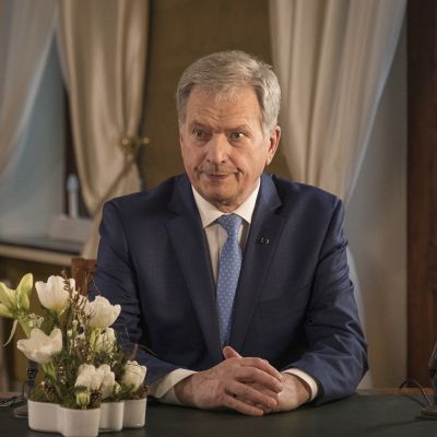 Sauli Niinistö työpöydän takana pitämässä uuden vuoden puhetta.