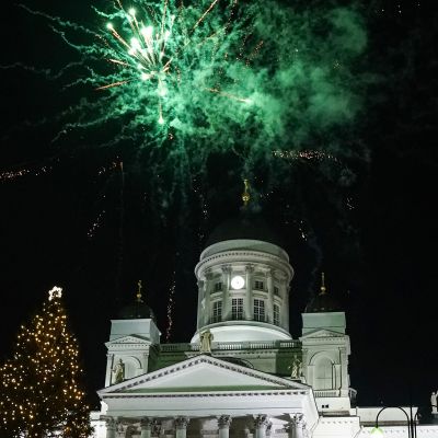 Ilotulite räjähtää kirkon yllä.