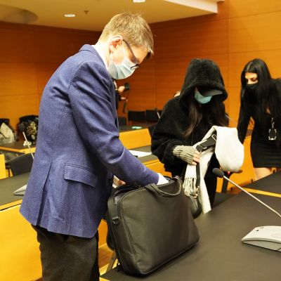 Syytetty ja oikeusavustajat Helsingin käräjäoikeudessa.