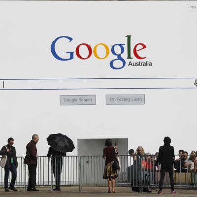 Googlen hakusivu maalattuna seinään Sydneyn biennalessa.