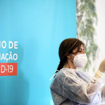 Sairaanhoitaja valmistelee rokotusta Envendosissa Portugalissa.