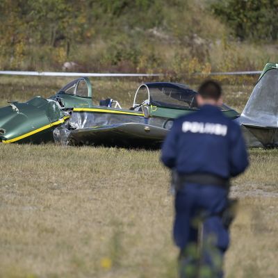 Poliisi tutkimassa kun kaksipaikkaisen pienkoneen lasku Hyvinkään lentoasemalle epäonnistui 27. syyskuuta