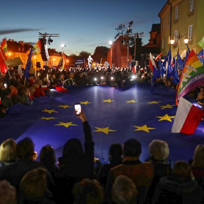 Puolan EU-eroa vastustava ja Euroopan unionia kannattava mielenosoitus Varsovassa 10. lokakuuta 2021.