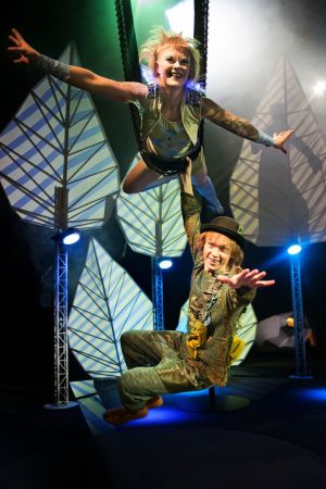 Marjut Hernesniemi som Tingeling och Markus Riuttu som Peter Pan. Marjut Hernesniemi och Markus Riuttu i ÅSTs Peter Pan.