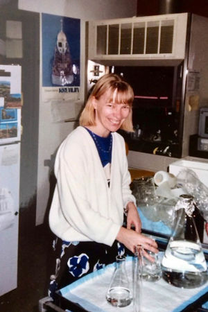 Under två år jobbade Tarja Stenberg på Harvard i USA. Här i labbet. Tarja Stenberg i laboratorium.