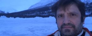 Gustaf Antell på plats i Tamokdalen på lördagen. Dagen innan var det här helikoptrarna landade och flera räddnings- och sökgrupper väntade på att få rycka ut. Gustaf Antell i Tomokdalen.