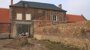 Chateau Hougoumont, Södra porten Chateau Hougoumont låg på slagfältet i Waterloo där Napoleon bet i gräset. Här södra porten