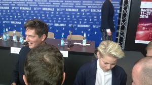 Thomas Vinterberg och Trine Dyrholm delar ut autografer i Berlin. Thomas Vinterberg och Trine Dyrholm delar ut autografer.