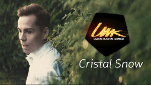 Cristal Snow musiikkivideossa Love is Blind
