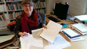 Handskrivna anteckningar. Ria Heilä-Ylikallio jobbar med att anpassa skolan till en digtal verklighet. Ria Heilä-Ylikallio vid sitt skrivbord.