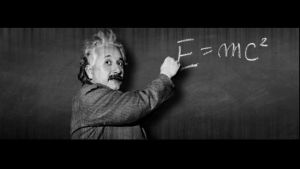 Albert Einstein vid svarta tavlan.