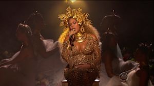 Beyoncé tar ofta upp moderskapet i sitt artistskap. Beyoncé uppträder på Grammy Awards