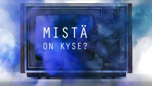 Sinisen savun ympäröimä televisio, jonka ruudulla lukee teksti "mistä on kyse?"