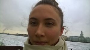 Sandrina Lindgren i St Petersburg-miljö. porträtt av dockteaterkonstnären/dansaren Sandrina Lindgren.