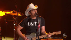 Låt mig berätta en historia. Brad Paisley hör till de countrystjärnor vars låtar ofta är enhetliga berättelser. Brad Paisley på scenen med sin gitarr.