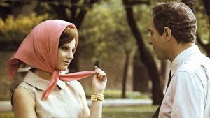 Tarina on saanut värit. Kuva elokuvasta Mehän rakastimme toisiamme niin paljon (1974).