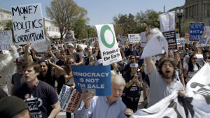 Människor som protesterar mot anonyma pengar inom valfinansiering i Washington DC. Stillbild från Dark Money. En demonstration mot "dark money" i Washington DC.