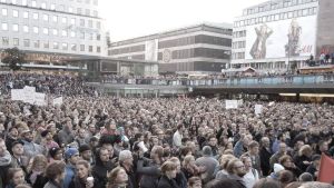 Demonstrationen på Sergels torg efter att Sverigedemokraterna valdes in i riksdagen för första gången. Demonstration på Sergels torg med många människor efter att Sverige demokraterna valdes in för första gången.