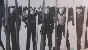 Unga backhoppare vid Öjberget vintern 1937. Ragnar Nordström andra från vänster. En bild från Öjberget vintern 1937. Unga backhoppare visar upp sina breda skidor. Ragnar Nordström andra från vänster.