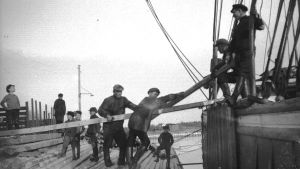 Rahtilaivaa lastataan noin 1920-40-luvulla Rahtilaivaa lastataan noin 1920-40-luvulla