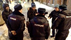 Poliisi tutki Ulkolinjan kuvausryhmän papereita tarkkaan ja pitkään. Poliisi tutkii Ulkolinjan kuvausryhmän papereita