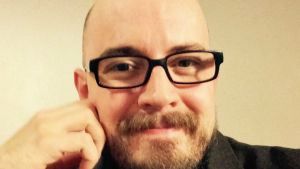Markus Neuvosen mukaan olemma hanakampia puolustautumaan verbaalisesti. Tällöin keskustelu menee helposti mustavalkeaksi. Markus Neuvonen katsoo kameraan ja hymyilee.