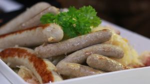Bratwurst med surkål Bratwurst med surkål