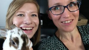 Videobloggaaja Sonja Soikku Hämäläinen ja Marjut Tervola