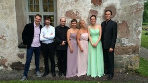 Artistgardet under Musik vid havet 2016, fr.v.: Isaac Rodriguez, Tomas Nuñez-Garcés, Kiril Kozlovsky, Anna Rajamäki, Maija Linkola, Nonna Knuuttila och Topi Lehtipuu Artistgardet under Musik vid havet 2016, fr.v.: Isaac Rodriguez, Tomas Nuñez-Garcés, Kiril Kozlovsky, Anna Rajamäki, Maija Linkola, Nonna Knuuttila och Topi Lehtipuu