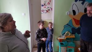 Patrik Göransson besöker dagcenter för fattiga barn i Narva. Patrik Göransson, kyrkoherde på Svenska S:t Mikaelskyrkan i Tallinn, besöker dagcenter för fattiga barn i Narva.