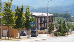 Också de nya stadsdelarna har blivit en sorts spökstäder och saknar själ säger invånarna som bor här. Också de nya stadsdelarna har blivit en sorts spökstäder och saknar själ säger invånarna som bor här.