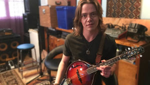 Andréas Rantala behärskar många instrument och musikstilar. Andreas Rantala spelar på sin banjo