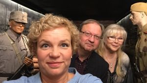 Museoselfie juoksuhaudassa. Sotaan Teija ja Kalervo Kaarre suhtautuvat vakavasti, mutta kumpikin tunnustaa, että kellarin elämysmaailma on Kalervo Kaarteen mancave, harrastus, jossa hän tabletista painamalla ohjailee konekivääritulitusta. Minna Joenniemi, Kalervo ja Teija Kaarre