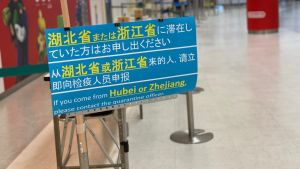 Redan på flygplatsen möts resenärerna av besked om de nya strikta inresebestämmelserna som gäller för Japan. Redan på flygplatsen möts resenärerna av besked om de nya strikta inresebestämmelserna som gäller för Japan.