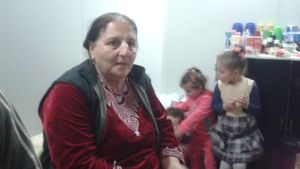 Katrina Esshak med barnbarn Katrina Esshak, kristen internflykting i Bagdad, Irak. December 2015